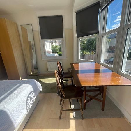 Room With Private Bathroom And Shared Kitchen London Eksteriør bilde